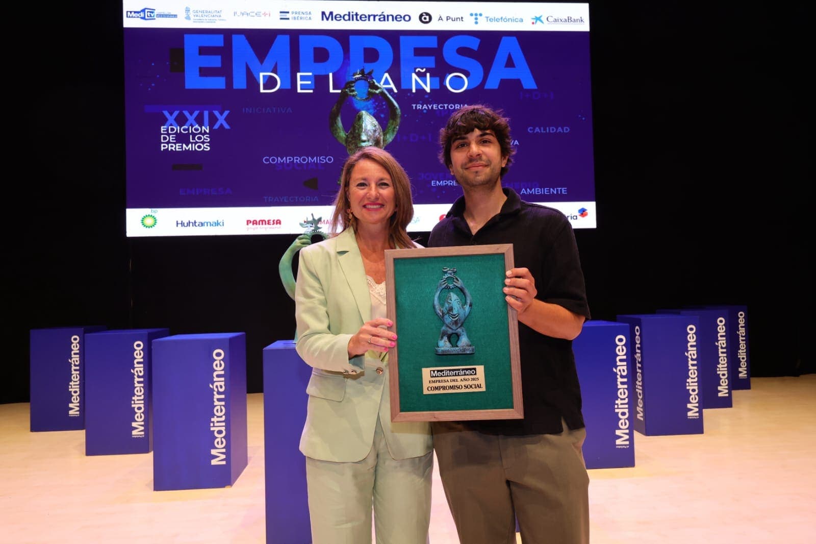 Ignasi Tormo junto a Begoña Carrasco, alcaldesa de Castellón, durante la gala de los Premios Empresa del Año 2025